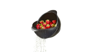 This Rinsing Bowl Cleverly Includes a Colander